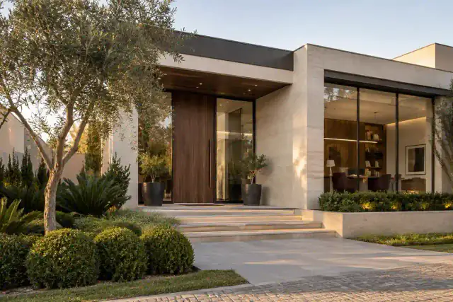 Fachada contemporânea com paisagismo